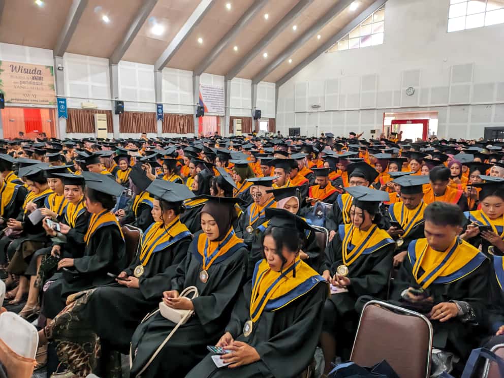 Lulus : Sebanyak Sebanyak 721 wisudawan Universitas PGRI Kanjuruhan Malang (Unikama) mengikuti prosesi wisuda dengan khidmat, Sabtu, (25/10). Lulus : Sebanyak Sebanyak 721 wisudawan Universitas PGRI Kanjuruhan Malang (Unikama) mengikuti prosesi wisuda dengan khidmat, Sabtu, (25/10).